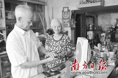 叶叔和华姨在他们的家电维修店铺里。